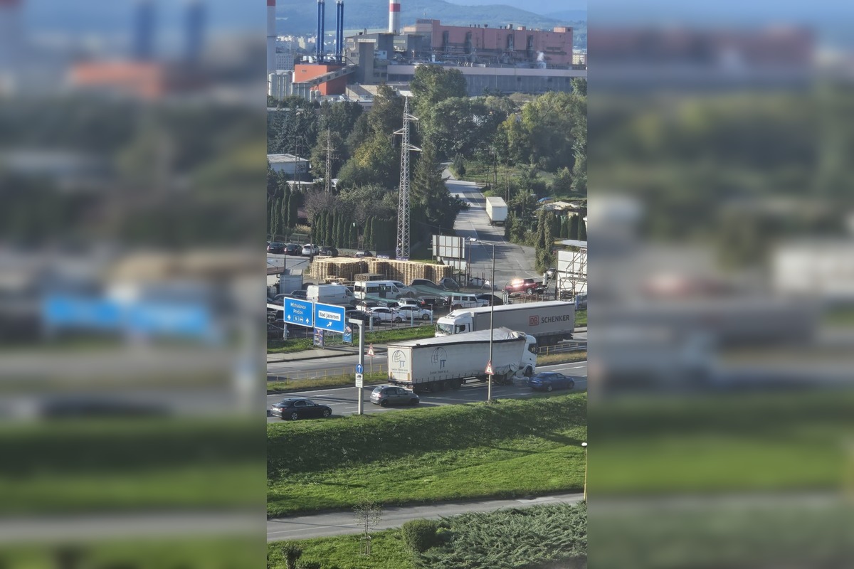 FOTO: Rýchlostnú cestu v Košiciach blokuje kamión, foto 5