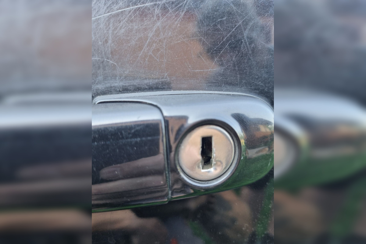 FOTO: Majitelia odparkovaných áut na KVP si najnovšie nachádzajú zničené zámky, foto 4