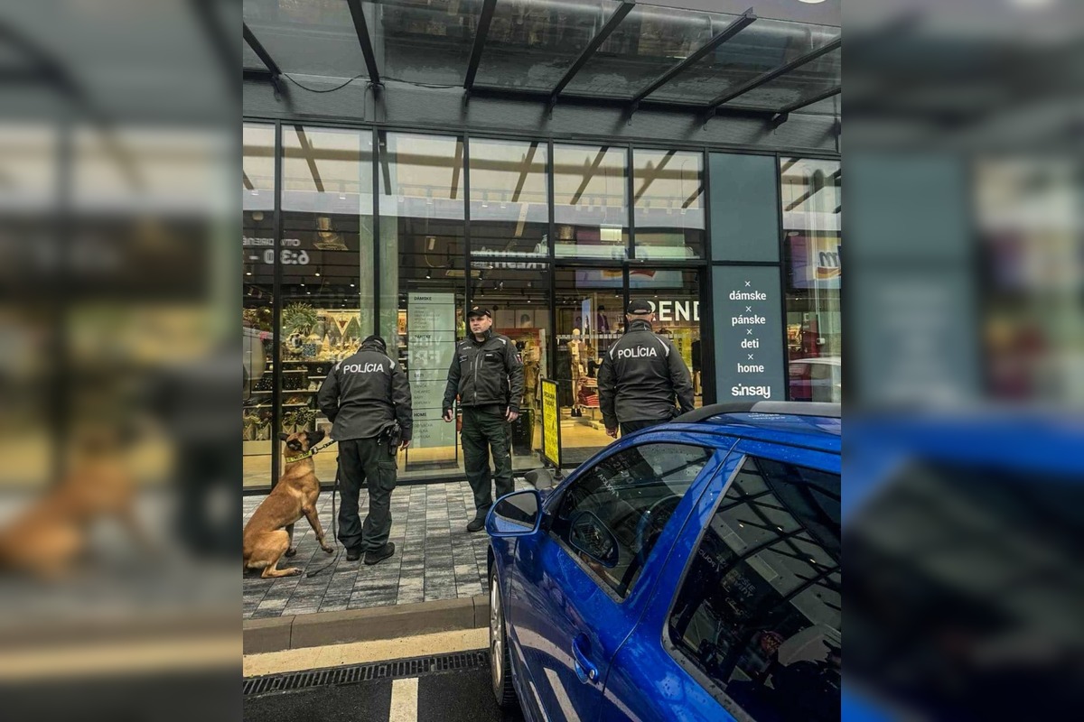 FOTO: Policajti dohliadali na bezpečnosť vo viacerých obchodoch v Košickom kraji, foto 1