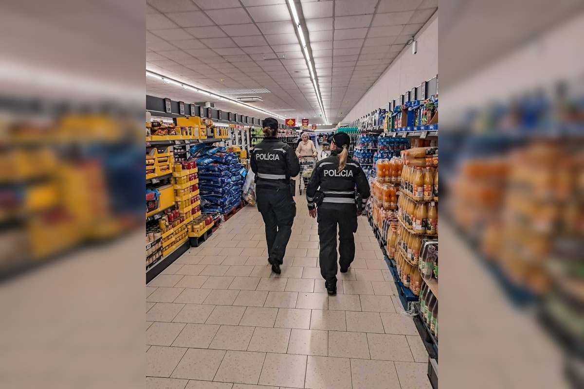 FOTO: Policajti dohliadali na bezpečnosť vo viacerých obchodoch v Košickom kraji, foto 6