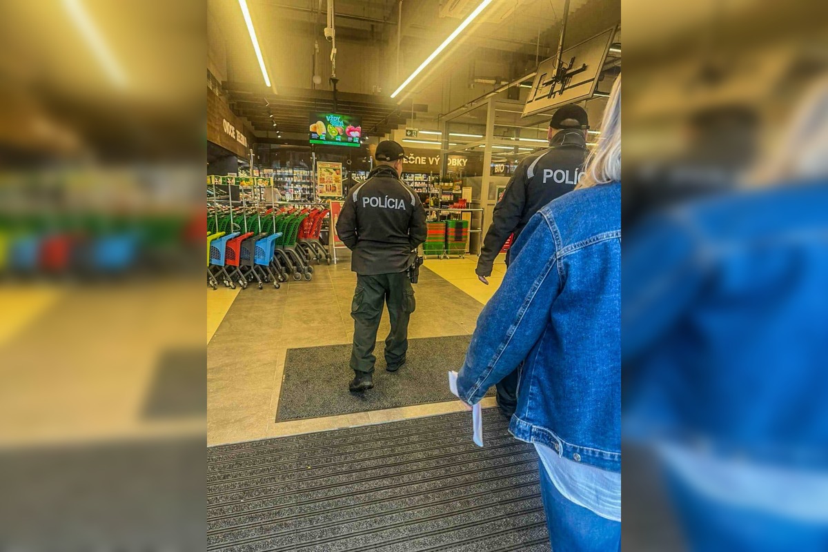 FOTO: Policajti dohliadali na bezpečnosť vo viacerých obchodoch v Košickom kraji, foto 7
