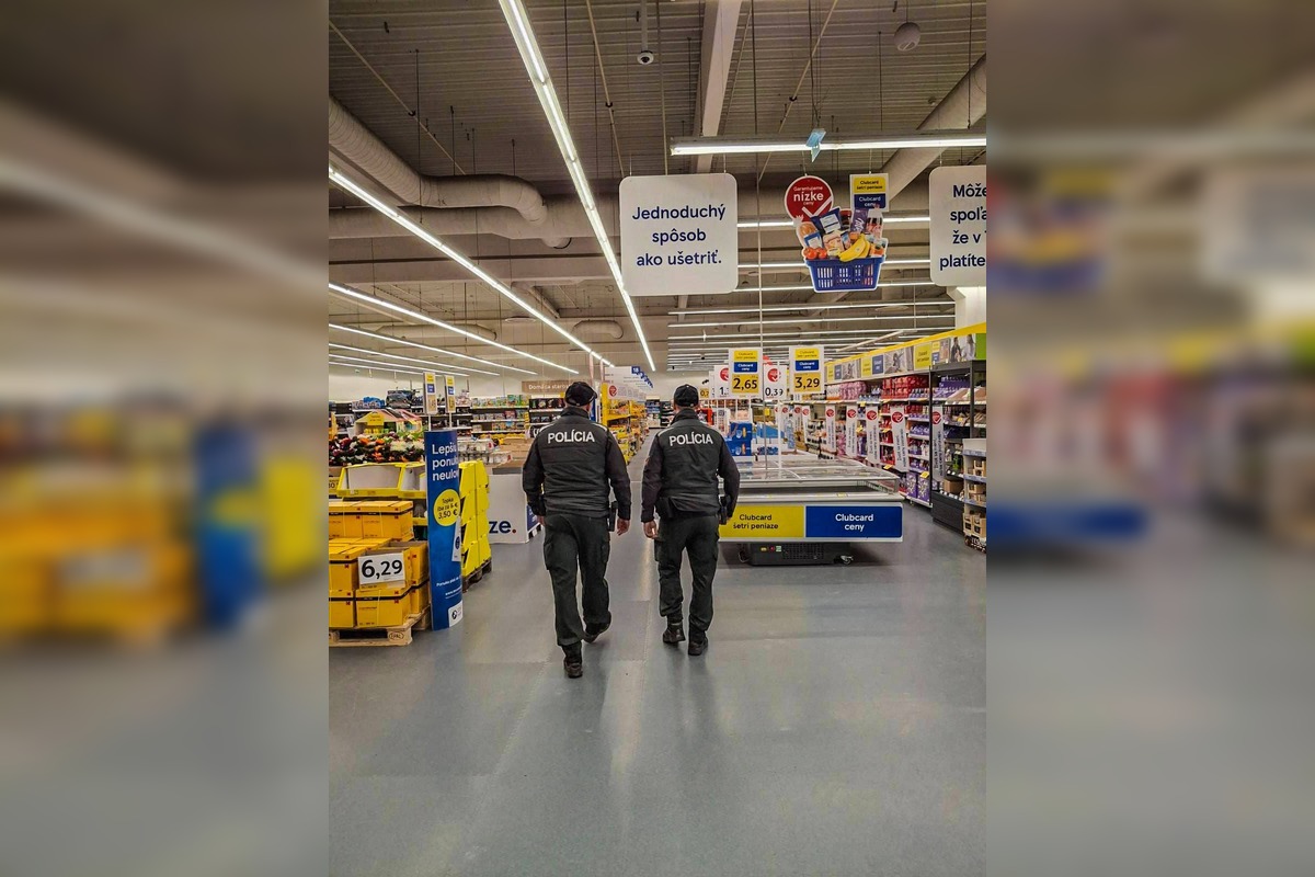 FOTO: Policajti dohliadali na bezpečnosť vo viacerých obchodoch v Košickom kraji, foto 8