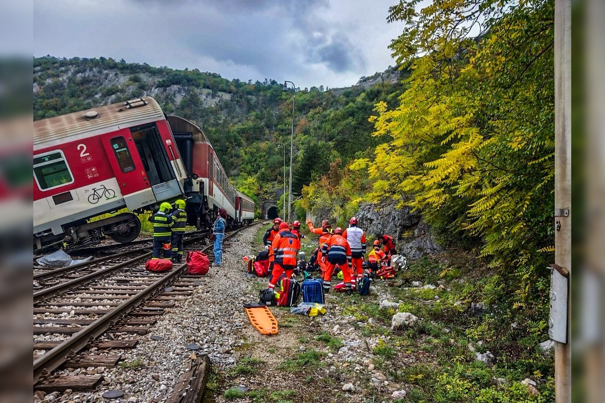 FOTO: Pri zrážke vlakov na východe pomáhal každý, foto 1