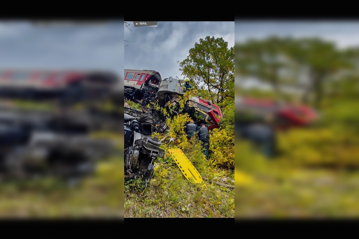 FOTO: Pri zrážke vlakov na východe pomáhal každý, foto 2