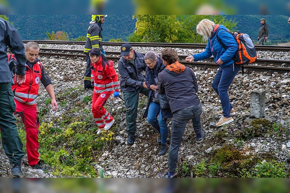 FOTO: Pri zrážke vlakov na východe pomáhal každý, foto 3