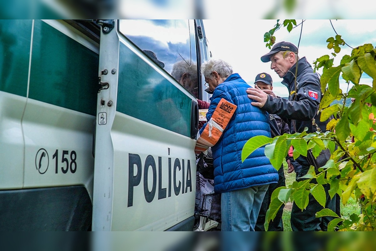 FOTO: Pri zrážke vlakov na východe pomáhal každý, foto 6