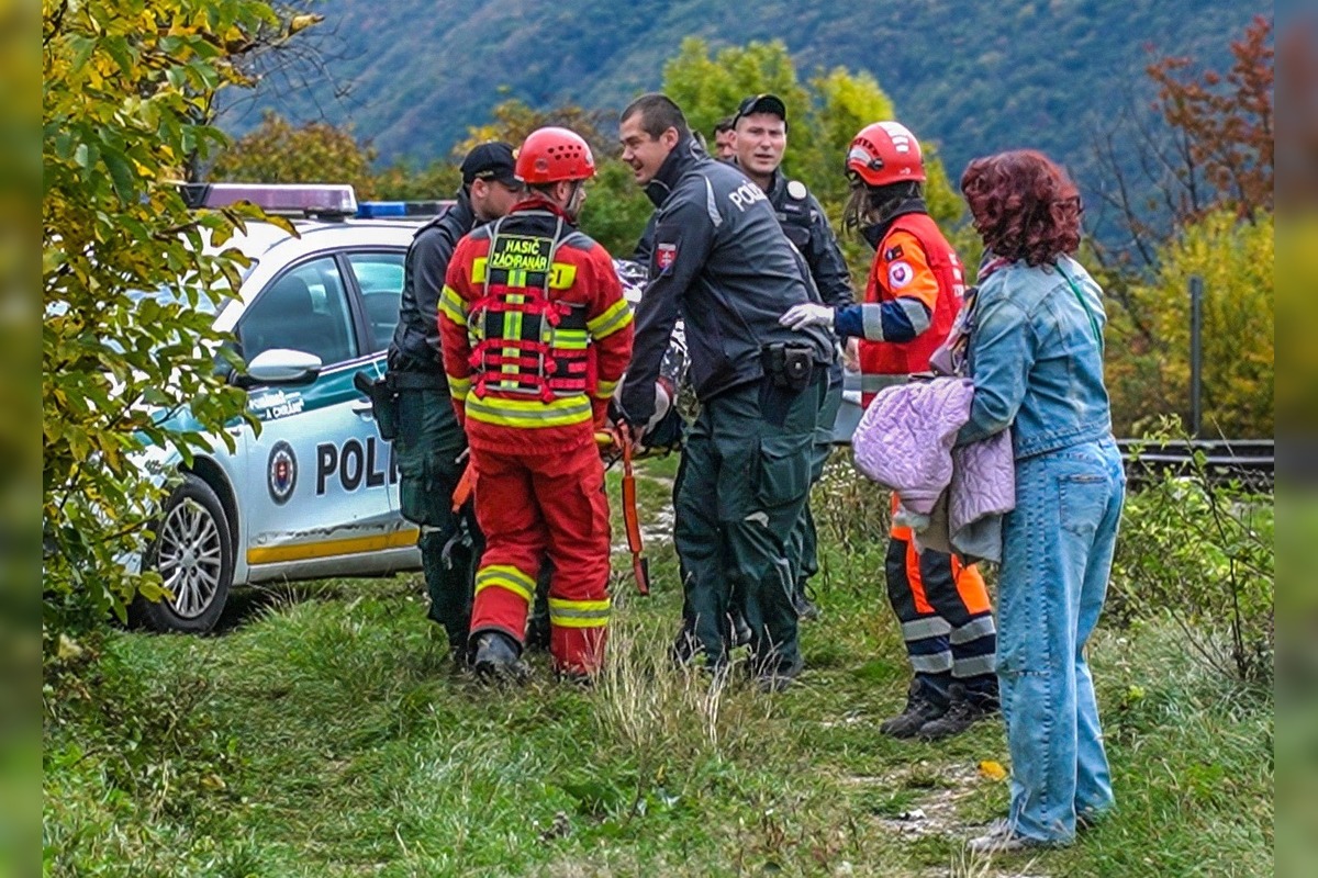FOTO: Pri zrážke vlakov na východe pomáhal každý, foto 7