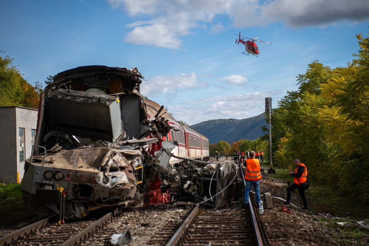 FOTO: Pri zrážke vlakov na východe pomáhal každý, foto 10