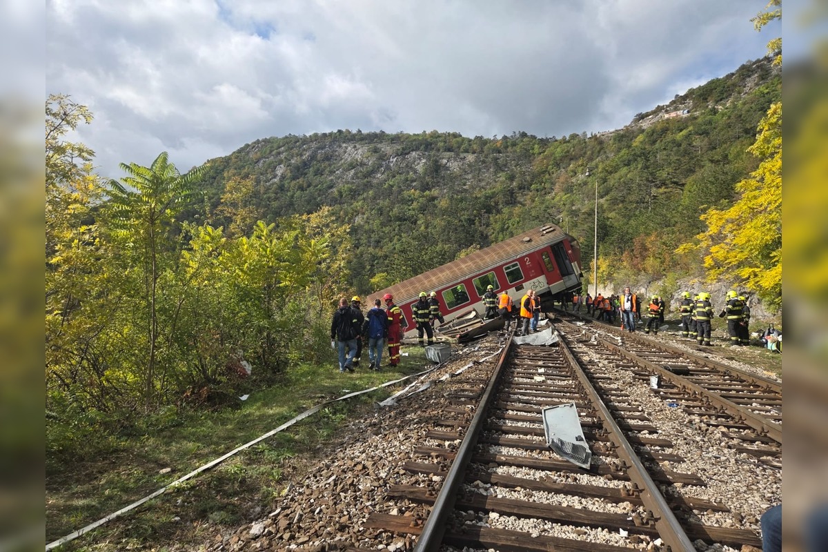 FOTO: Pri zrážke vlakov na východe pomáhal každý, foto 11