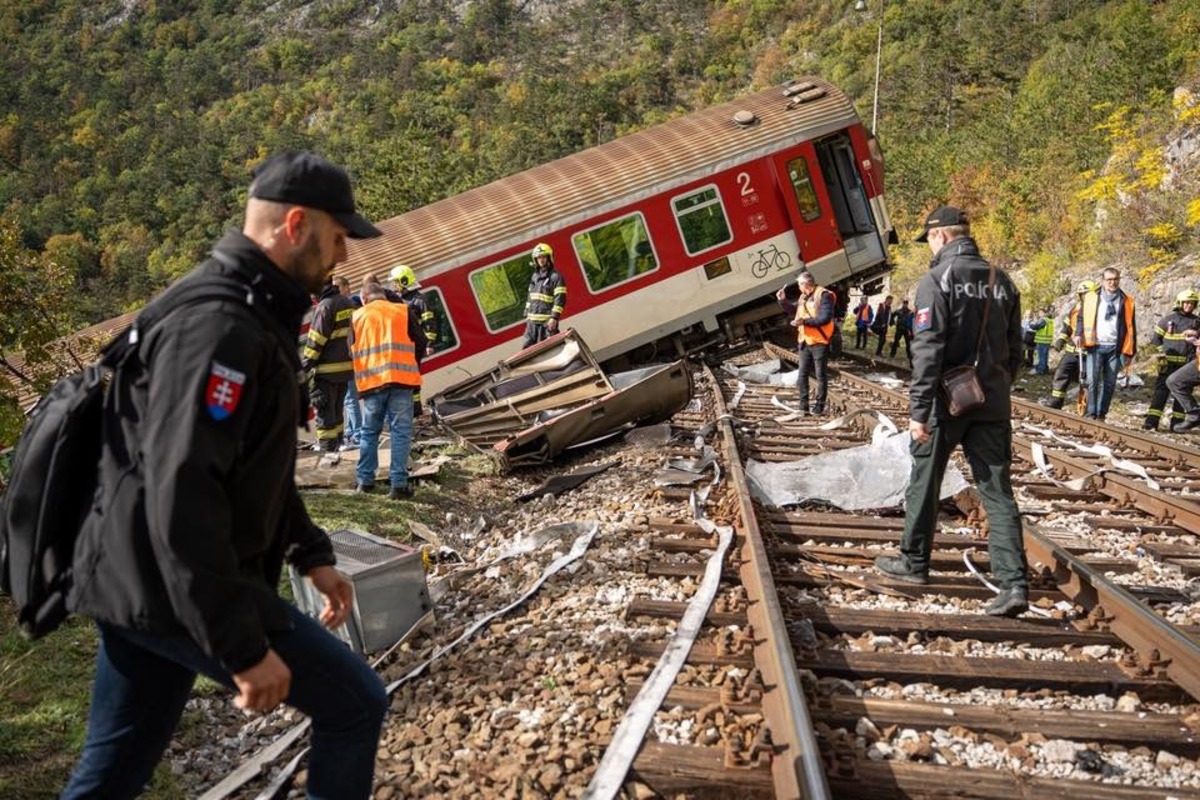 FOTO: Pri zrážke vlakov na východe pomáhal každý, foto 12