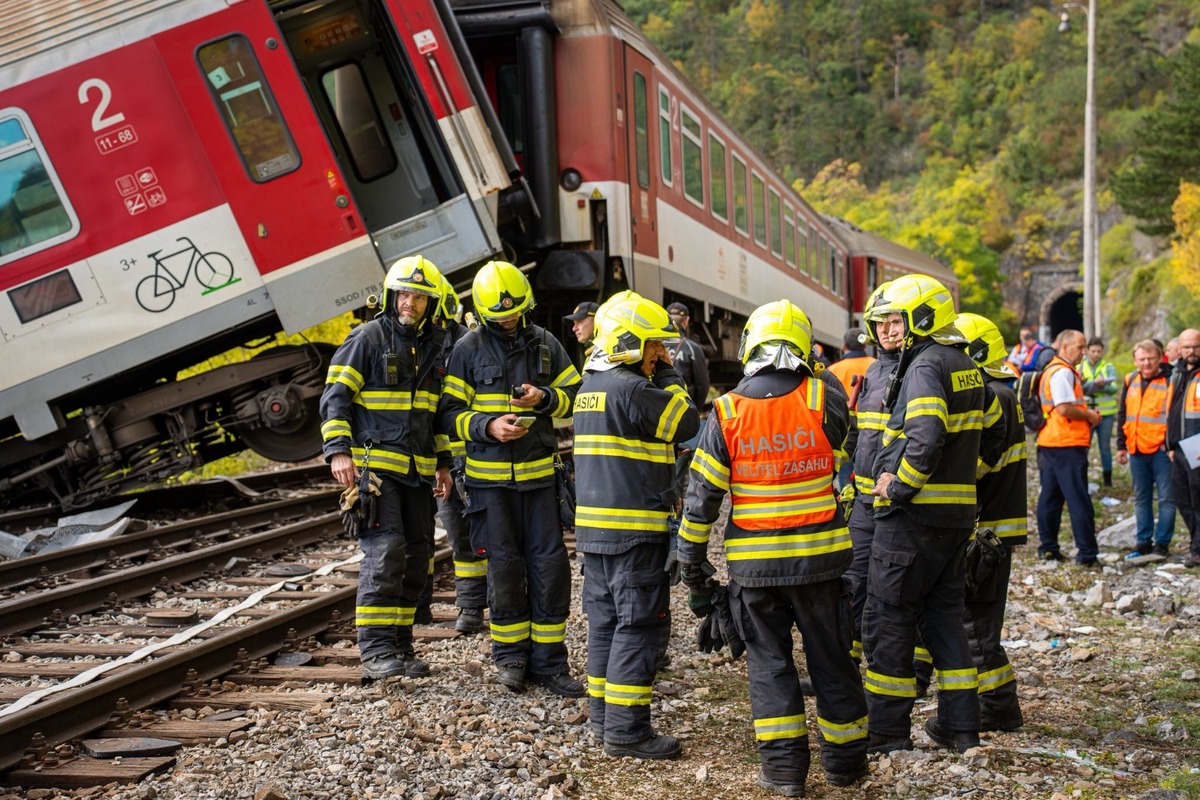 FOTO: Pri zrážke vlakov na východe pomáhal každý, foto 14