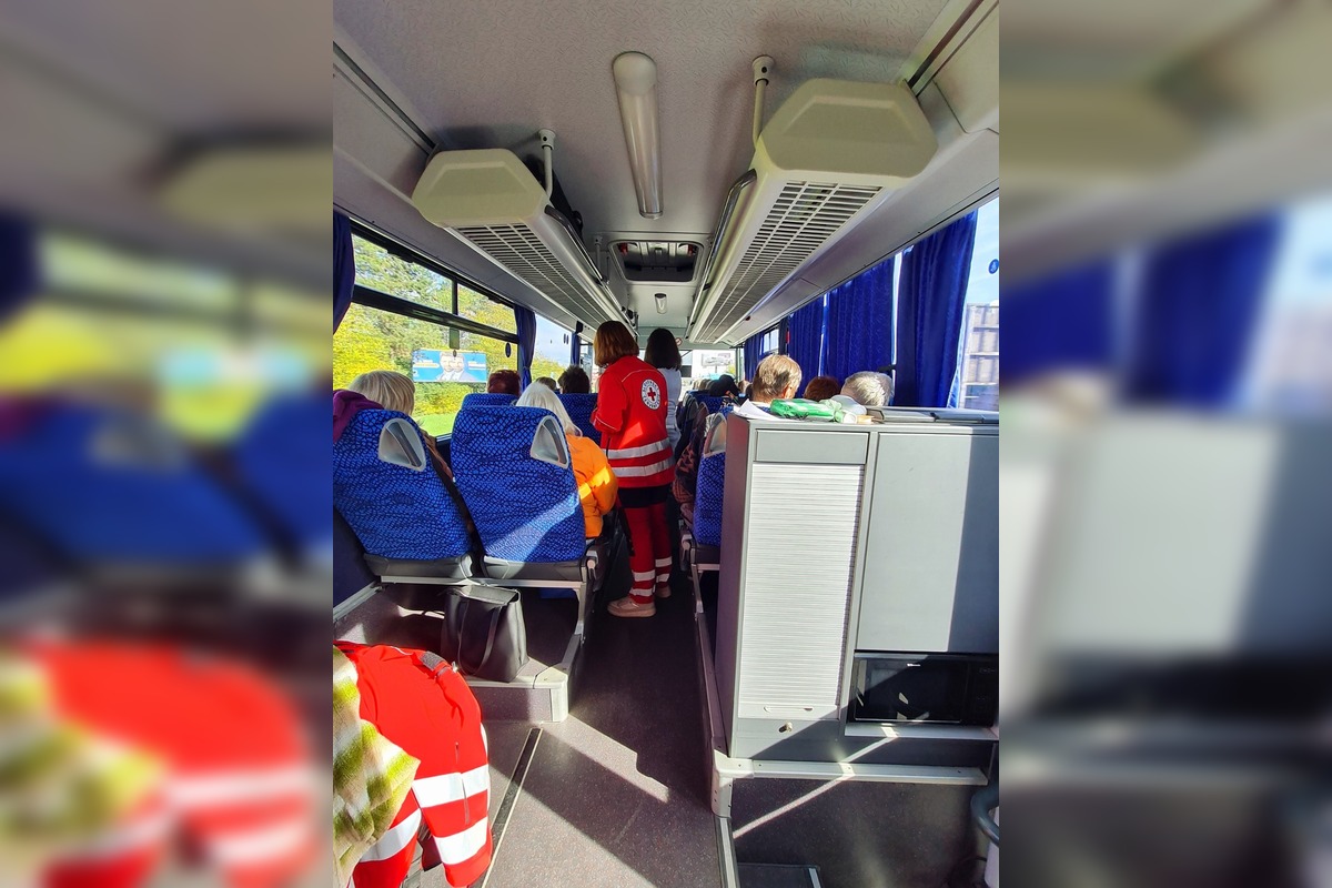 FOTO: Pri zrážke vlakov na východe pomáhal každý, foto 15