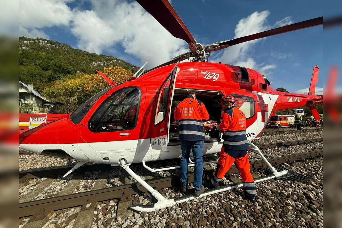 FOTO: Pri zrážke vlakov na východe pomáhal každý, foto 17