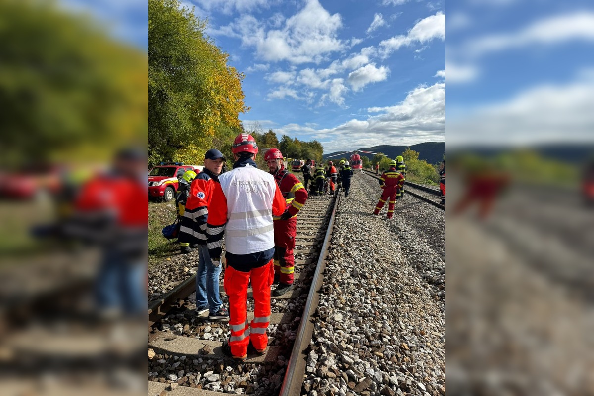 FOTO: Pri zrážke vlakov na východe pomáhal každý, foto 19