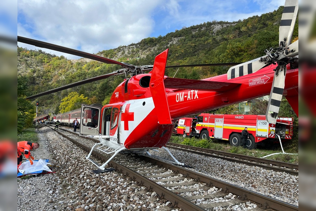FOTO: Pri zrážke vlakov na východe pomáhal každý, foto 20