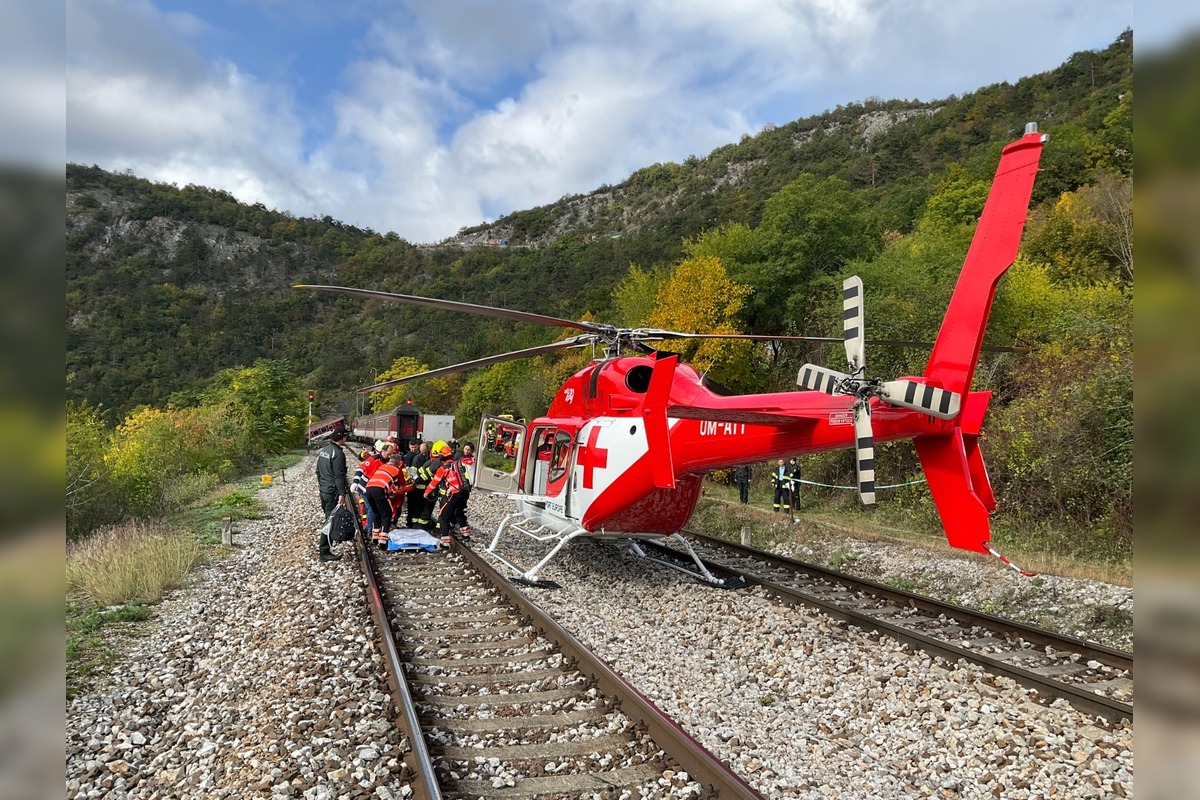 FOTO: Pri zrážke vlakov na východe pomáhal každý, foto 21