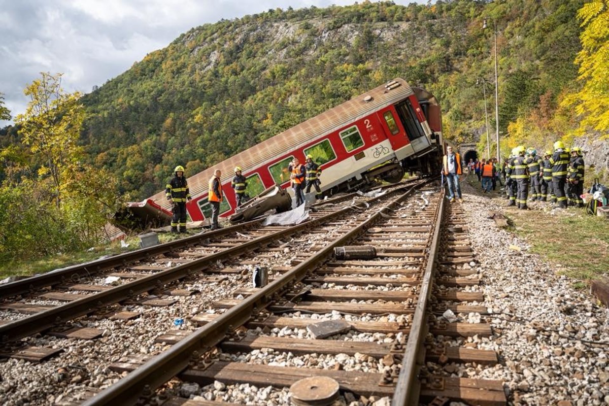 FOTO: Časť rýchlika ostala po zrážke visieť nad roklinou, foto 2