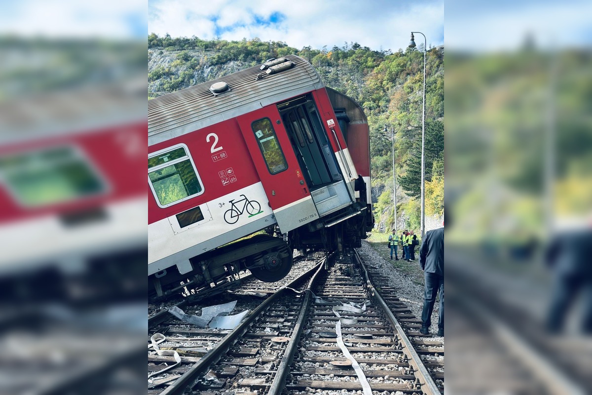 FOTO: Časť rýchlika ostala po zrážke visieť nad roklinou, foto 3