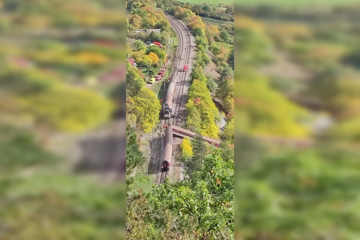 FOTO: Časť rýchlika ostala po zrážke visieť nad roklinou, foto 4