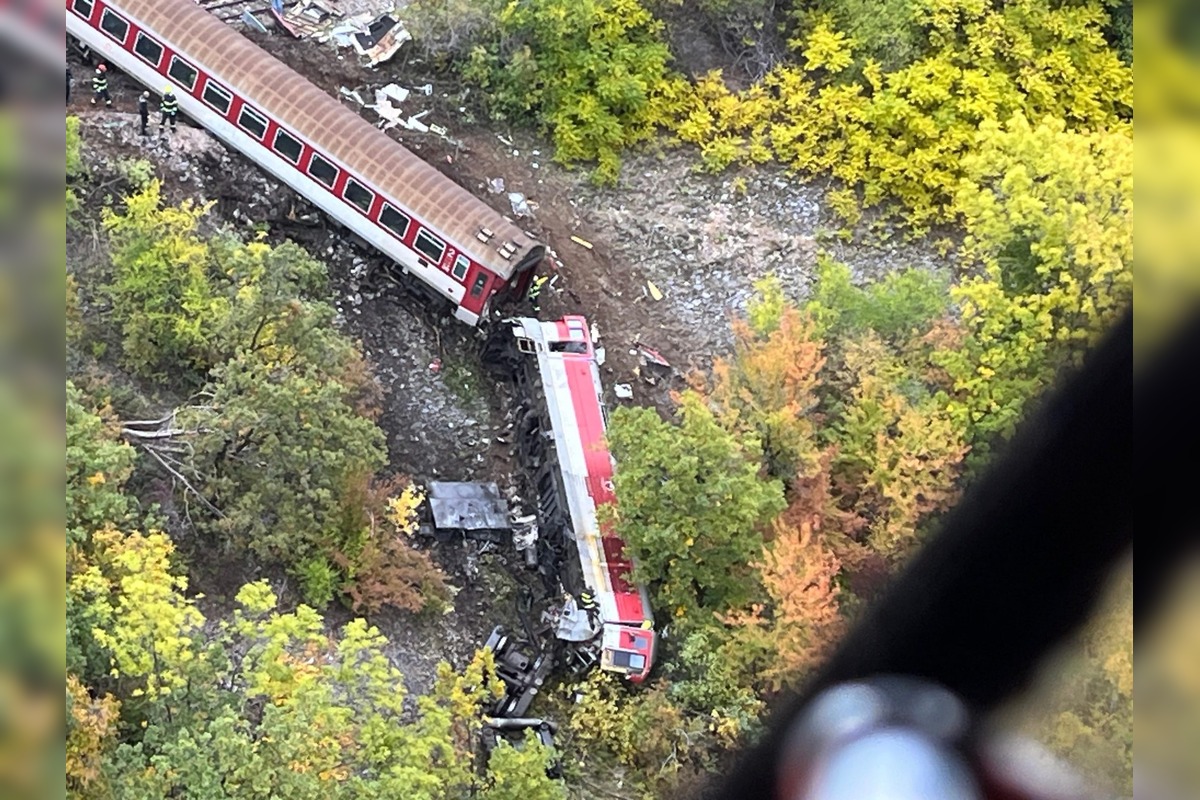 FOTO: Časť rýchlika ostala po zrážke visieť nad roklinou, foto 5