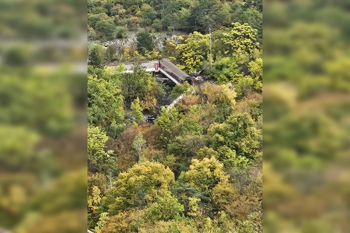 FOTO: Časť rýchlika ostala po zrážke visieť nad roklinou, foto 6