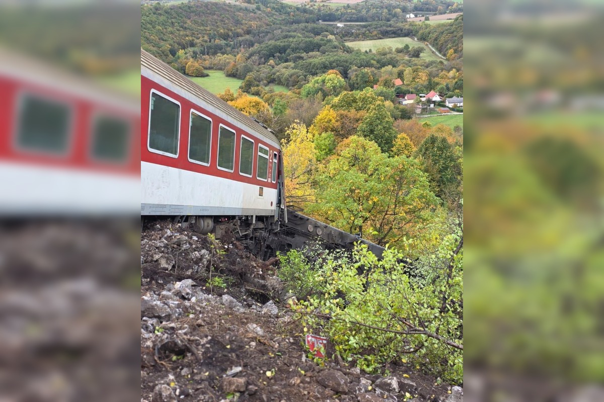 FOTO: Časť rýchlika ostala po zrážke visieť nad roklinou, foto 7