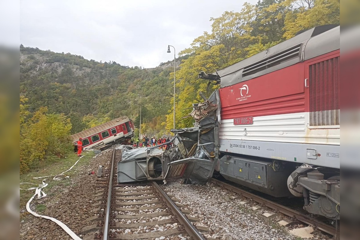 FOTO: Časť rýchlika ostala po zrážke visieť nad roklinou, foto 8
