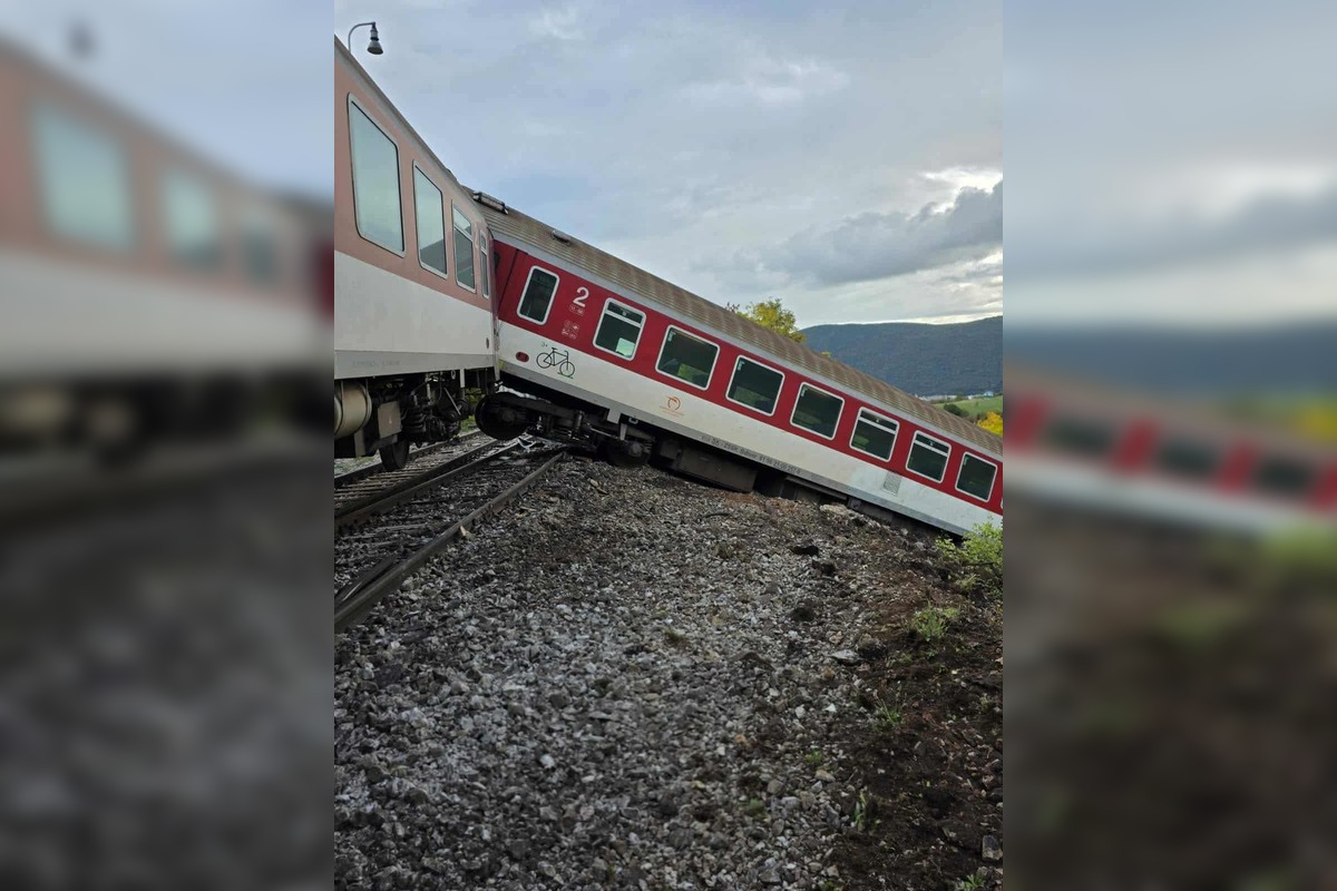 FOTO: Časť rýchlika ostala po zrážke visieť nad roklinou, foto 9