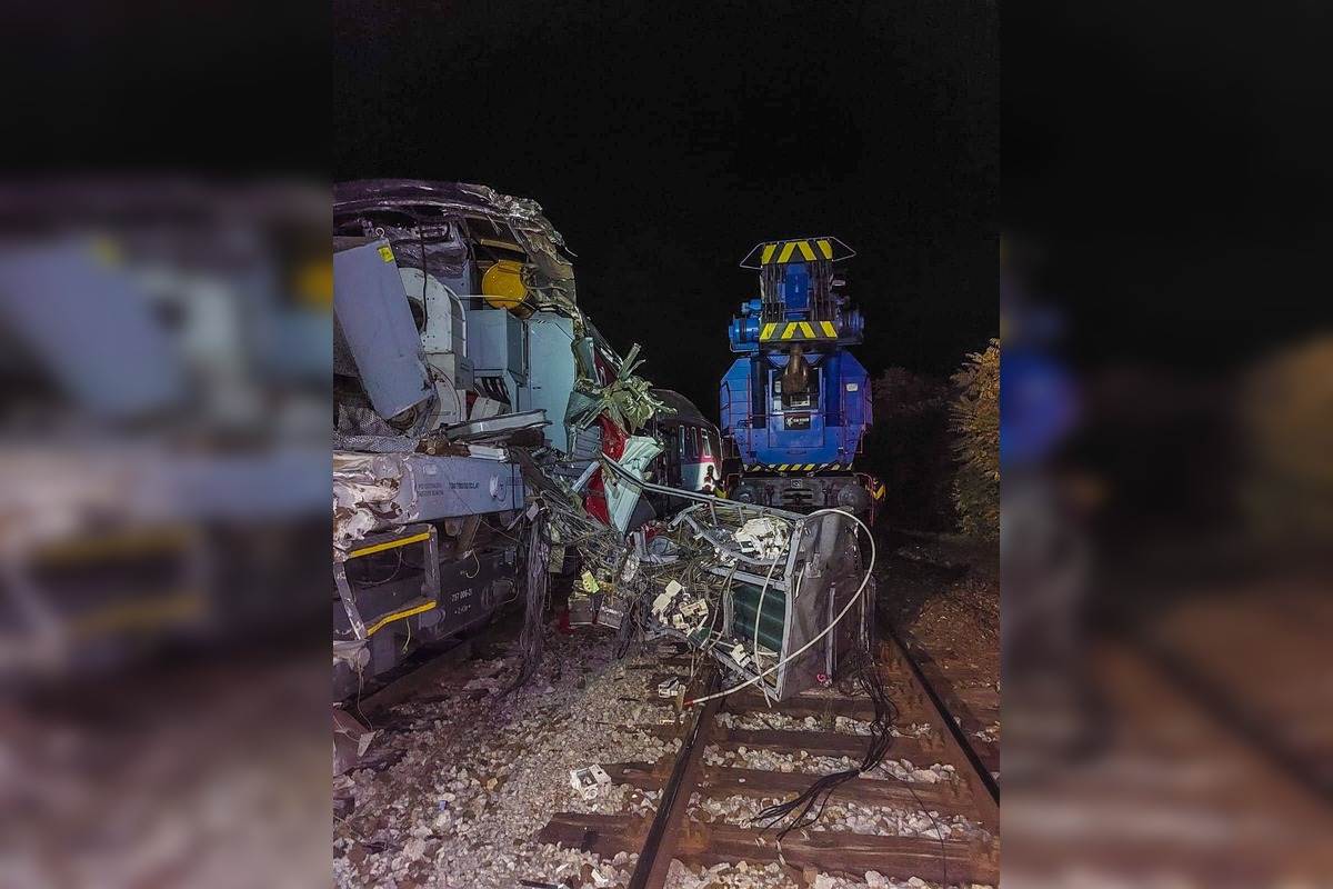 FOTO: Časť rýchlika ostala po zrážke visieť nad roklinou, foto 12