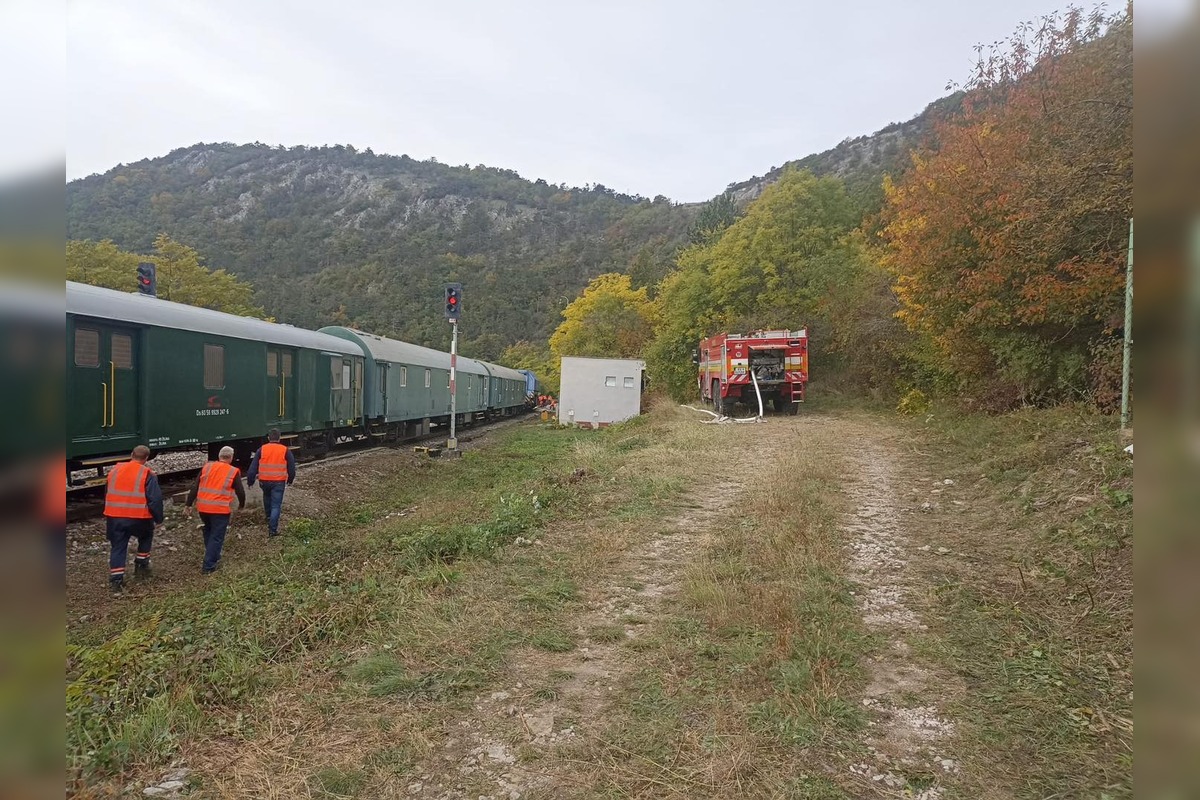 FOTO: Časť rýchlika ostala po zrážke visieť nad roklinou, foto 13