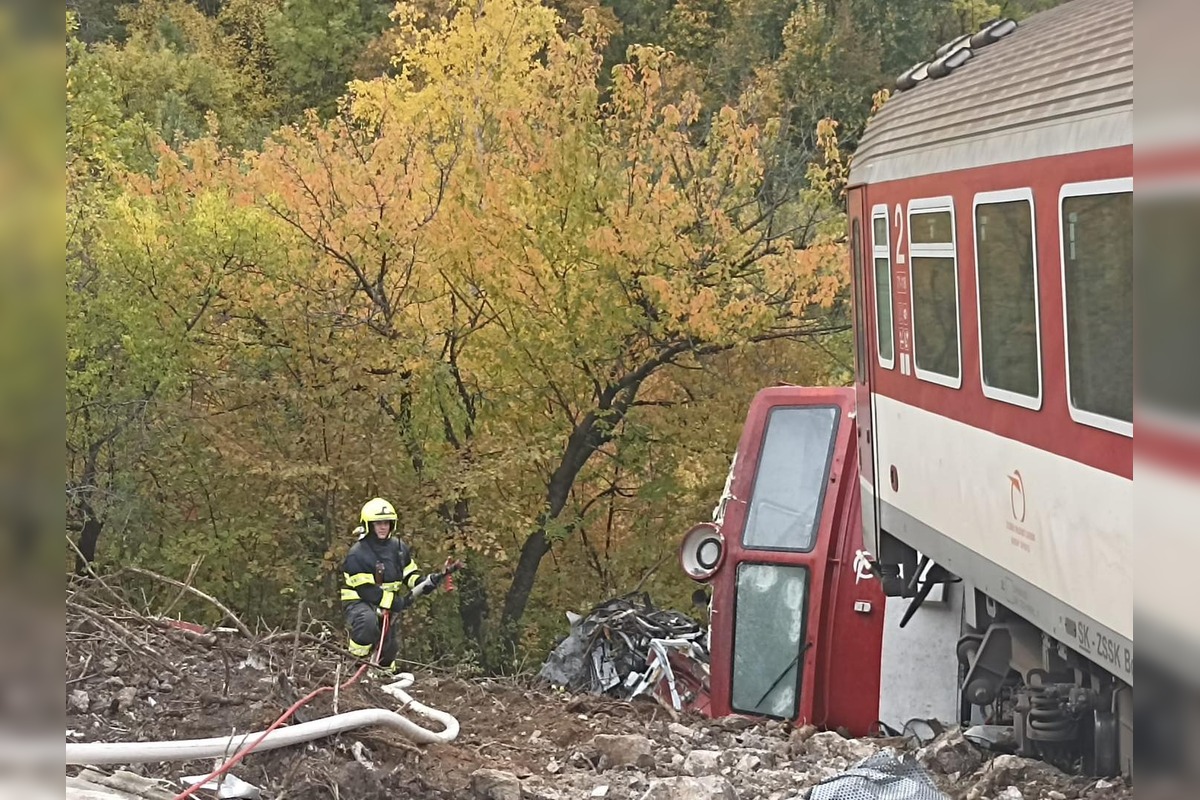 FOTO: Časť rýchlika ostala po zrážke visieť nad roklinou, foto 14