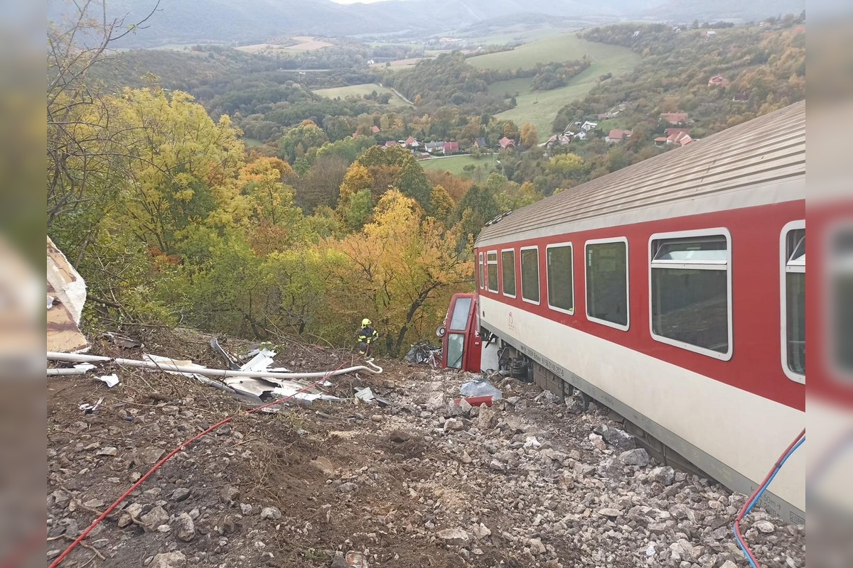 FOTO: Časť rýchlika ostala po zrážke visieť nad roklinou, foto 15