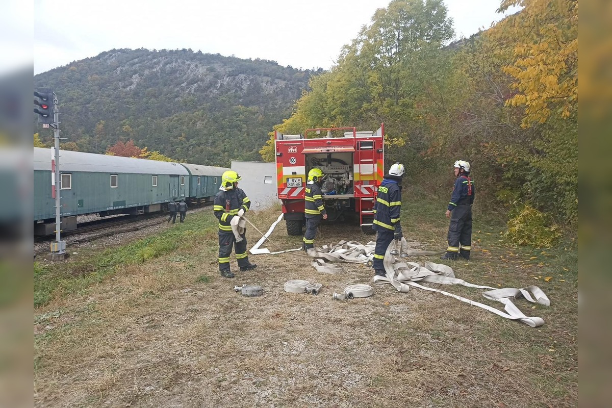 FOTO: Časť rýchlika ostala po zrážke visieť nad roklinou, foto 16