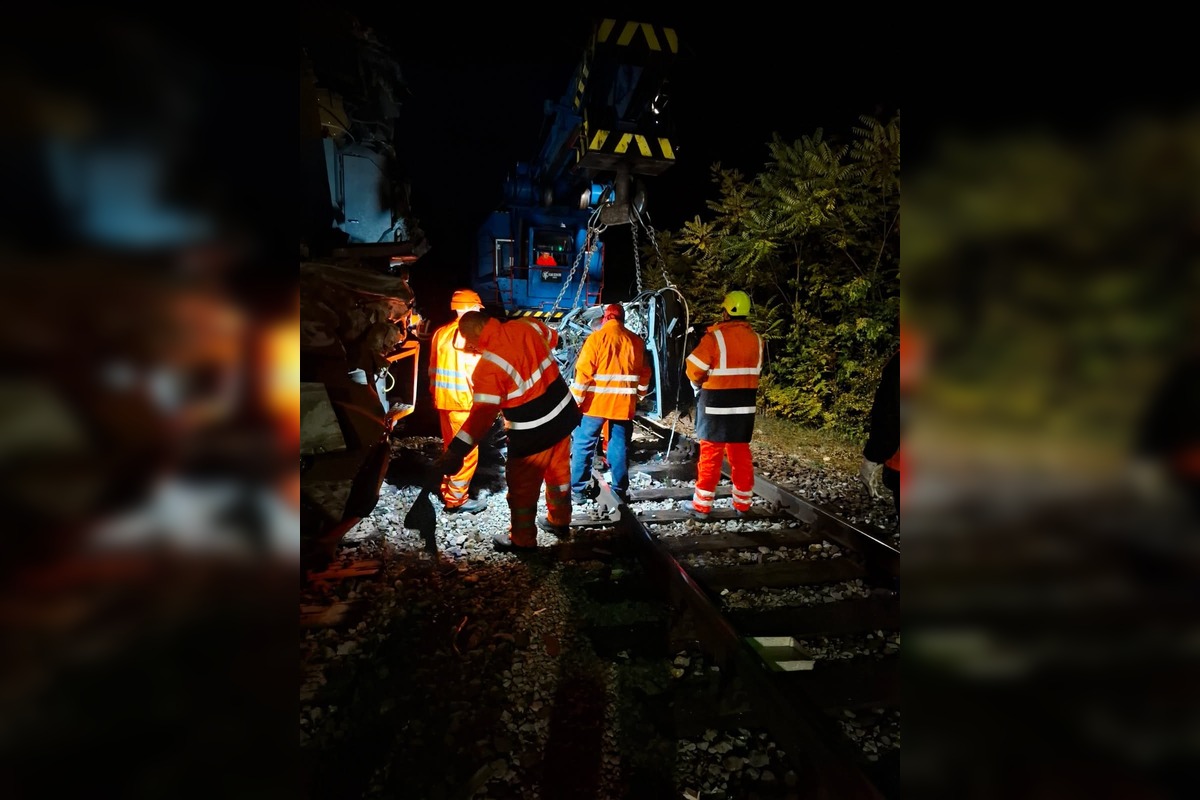 FOTO: Nočné odstraňovanie rýchlikov po nehode, foto 4