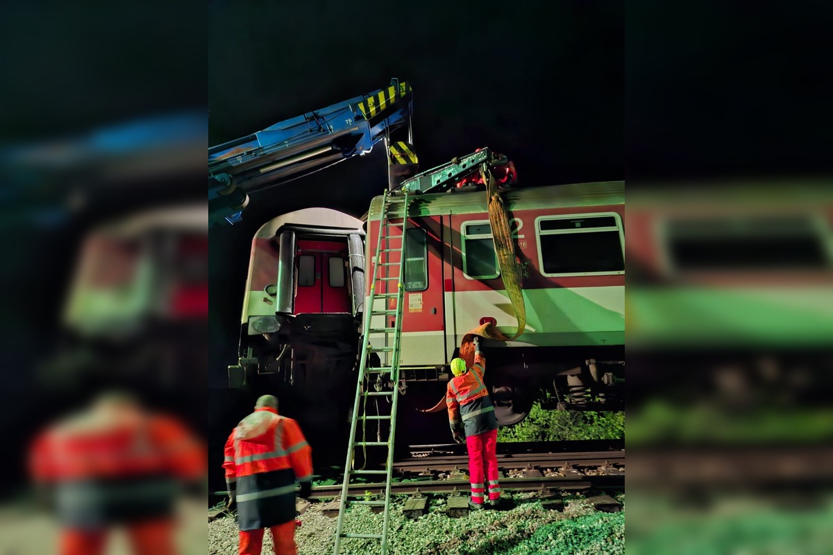 FOTO: Nočné odstraňovanie rýchlikov po nehode, foto 6