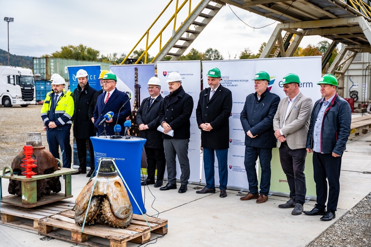 FOTO: V Ďurkove sa začína s výkopom geotermálnych vrtov, foto 7