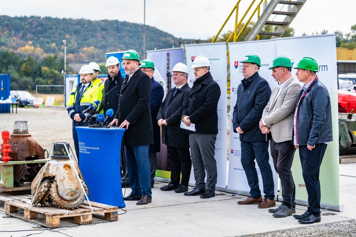 FOTO: V Ďurkove sa začína s výkopom geotermálnych vrtov, foto 10