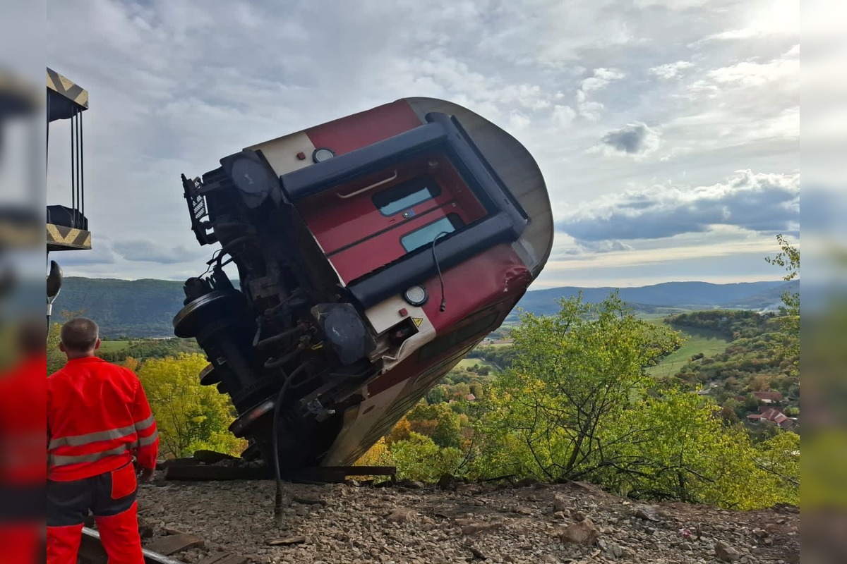 FOTO: Obidva havarované rýchliky na Gemeri sa podarilo bezpečne odstrániť, foto 2