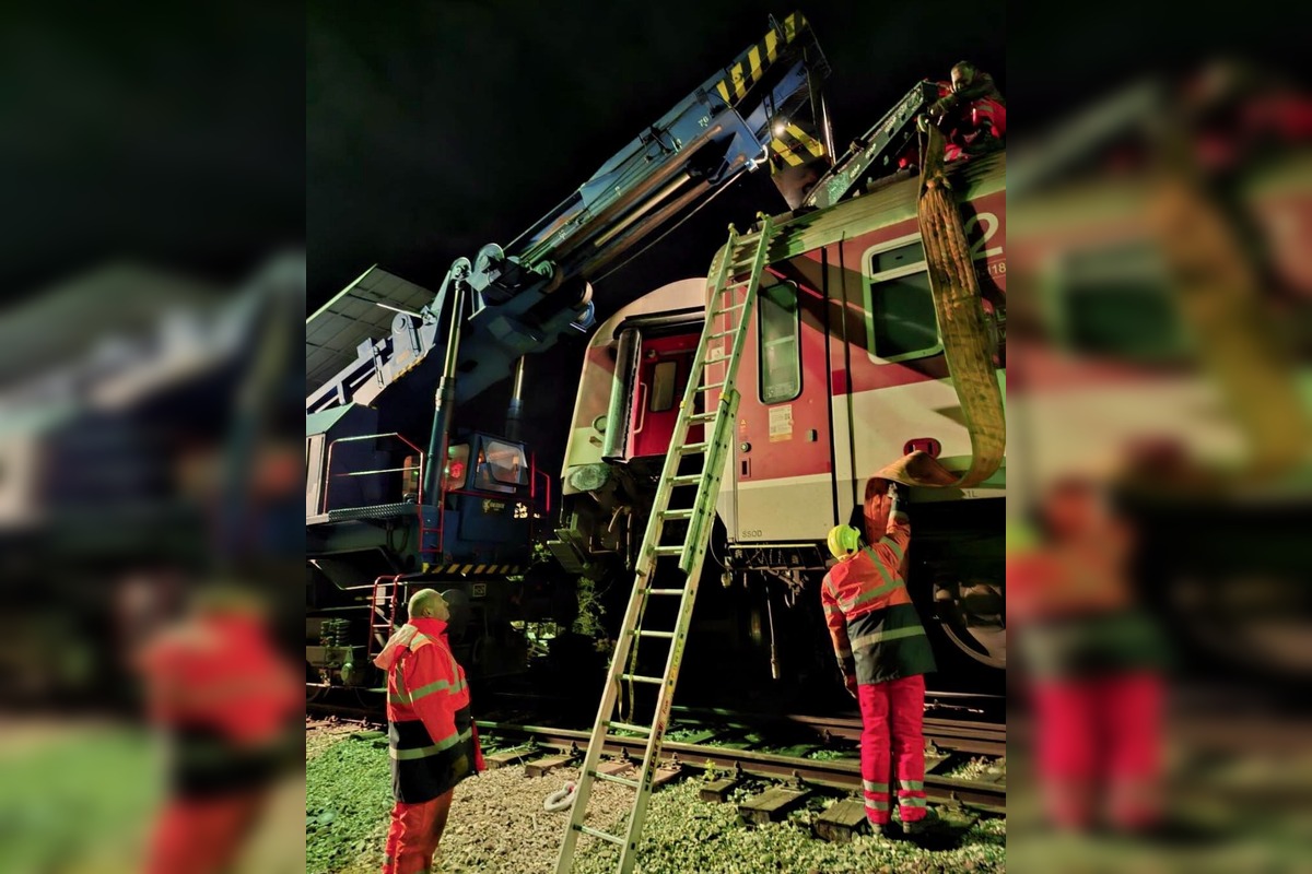 FOTO: Obidva havarované rýchliky na Gemeri sa podarilo bezpečne odstrániť, foto 5