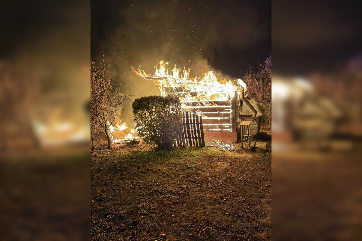 FOTO: Hasiči bojovali s požiarom vínnej chatky v obci Malý Kamenec, foto 1