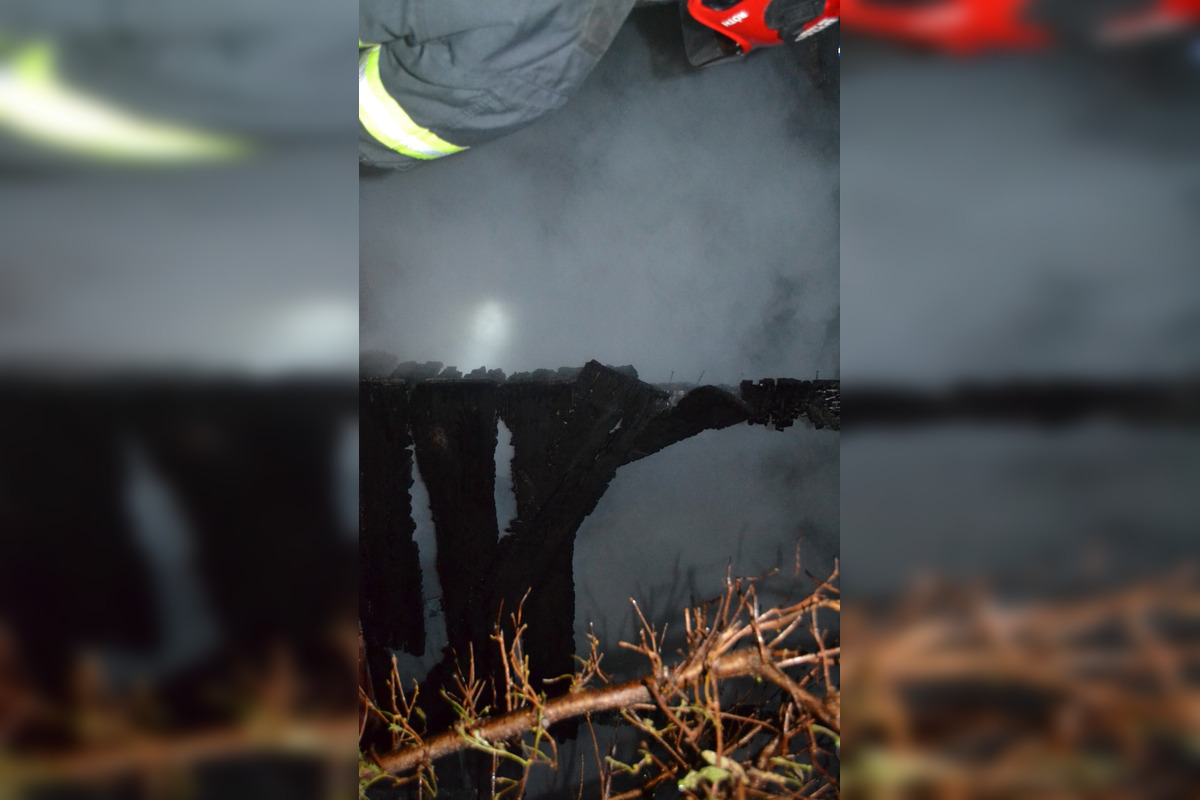 FOTO: Hasiči bojovali s požiarom vínnej chatky v obci Malý Kamenec, foto 3