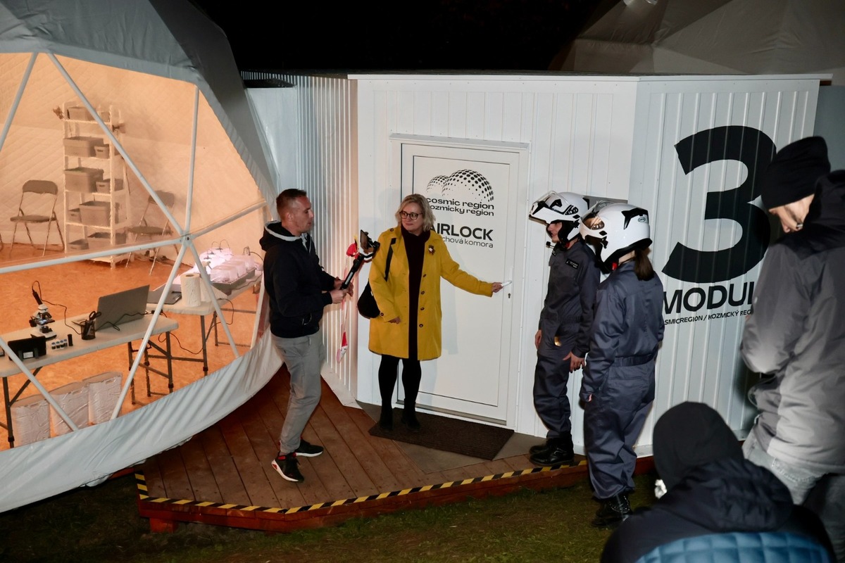 FOTO: Oficiálne otvorenie prvej simulovanej vesmírnej stanice na Slovensku v Rožňave, foto 3