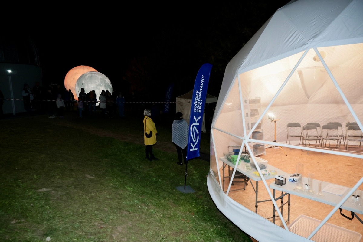 FOTO: Oficiálne otvorenie prvej simulovanej vesmírnej stanice na Slovensku v Rožňave, foto 6