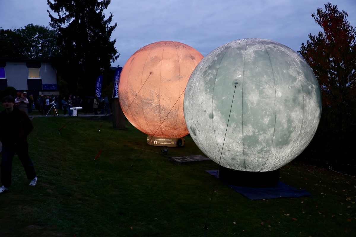 FOTO: Oficiálne otvorenie prvej simulovanej vesmírnej stanice na Slovensku v Rožňave, foto 8