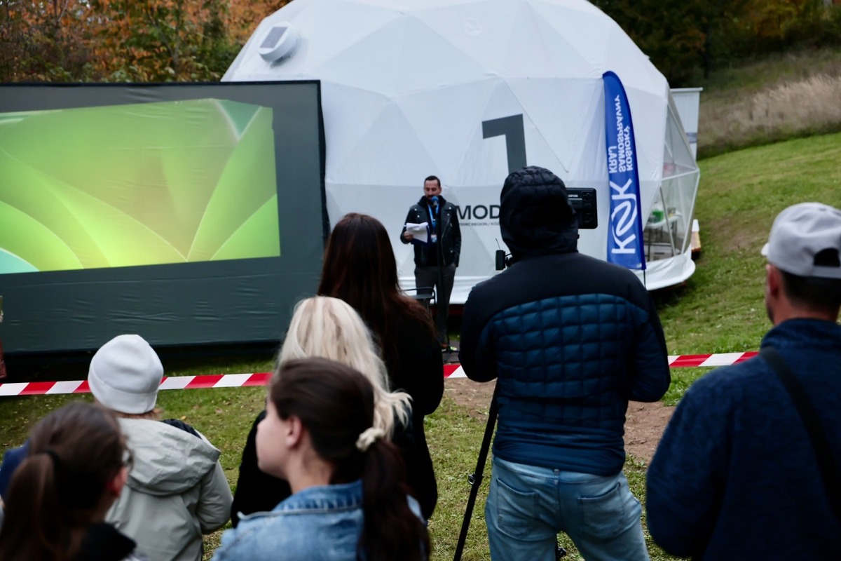 FOTO: Oficiálne otvorenie prvej simulovanej vesmírnej stanice na Slovensku v Rožňave, foto 10