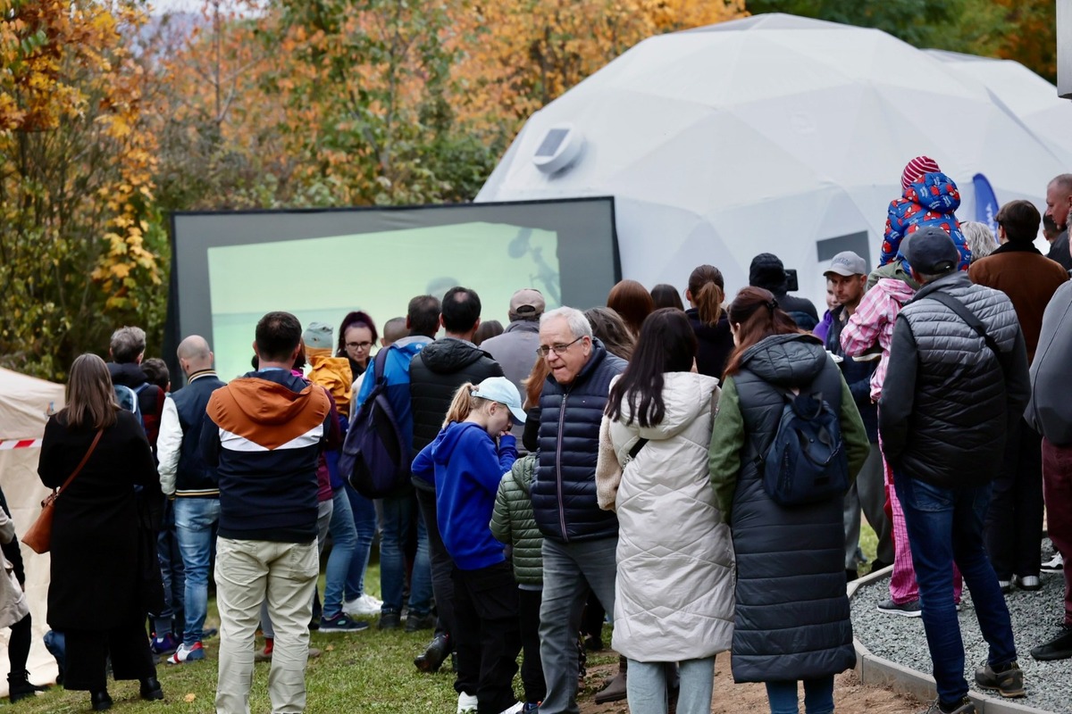 FOTO: Oficiálne otvorenie prvej simulovanej vesmírnej stanice na Slovensku v Rožňave, foto 11