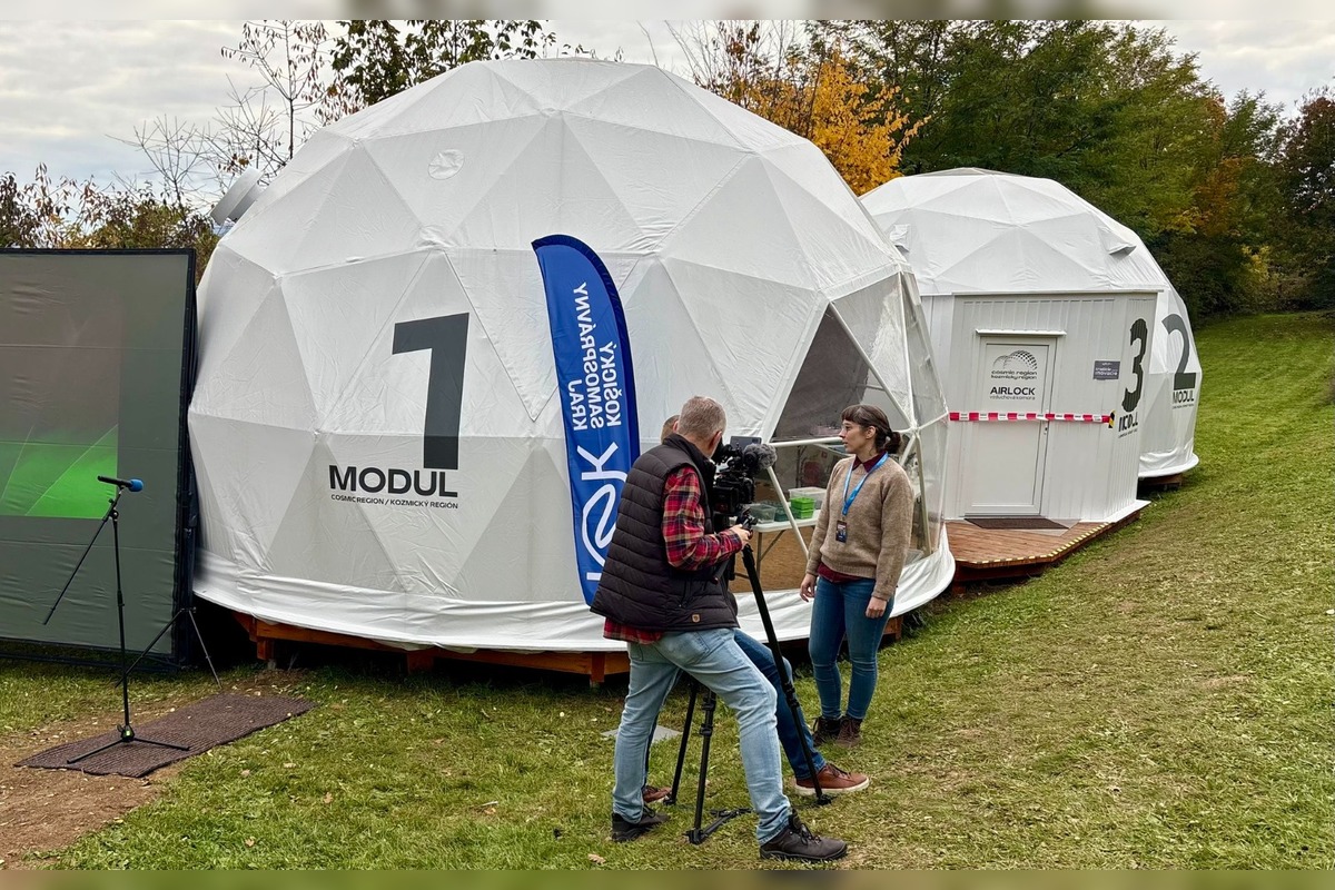 FOTO: Oficiálne otvorenie prvej simulovanej vesmírnej stanice na Slovensku v Rožňave, foto 12