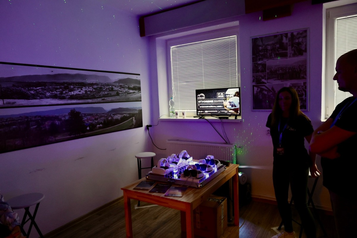 FOTO: Oficiálne otvorenie prvej simulovanej vesmírnej stanice na Slovensku v Rožňave, foto 16