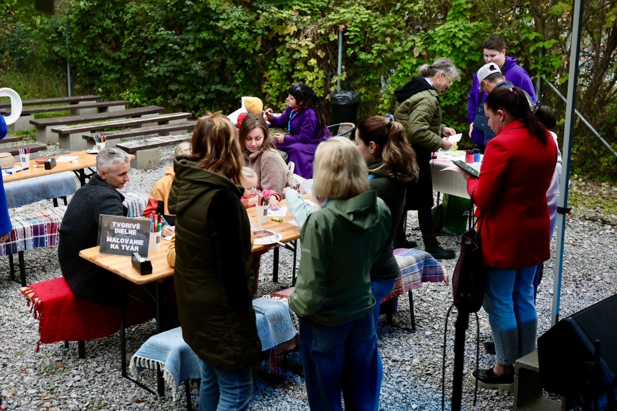 FOTO: Oficiálne otvorenie prvej simulovanej vesmírnej stanice na Slovensku v Rožňave, foto 21
