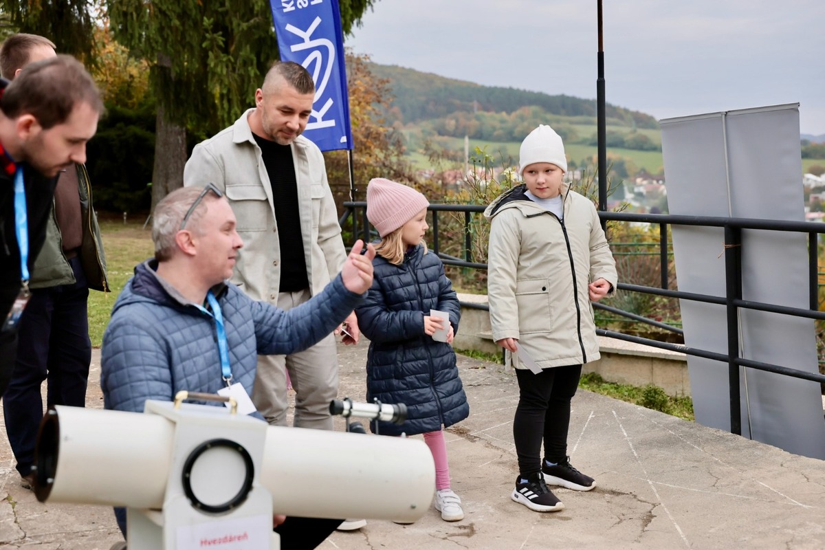 FOTO: Oficiálne otvorenie prvej simulovanej vesmírnej stanice na Slovensku v Rožňave, foto 22